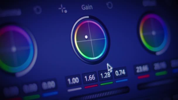 在监视器上编辑颜色分级控件 显示调整颜色 视频彩色校正后制作进行中的视频 彩色和胶片制作者的数字控制面板设置 — 图库视频影像