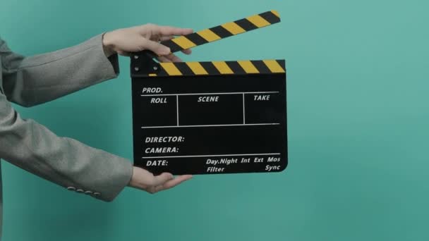 Film Ardesia Clapperboard Colpire Donna Affari Che Tiene Lavagna Vuota — Video Stock