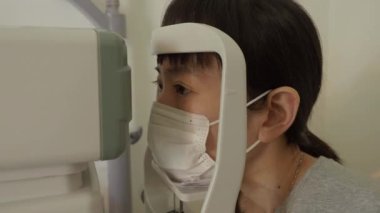 Göz testi ve gözlük montajı uzman gözlükçüler tarafından yapıldı. Miyopluk, hipermetrop, astigmatizm ya da gözlüklü görme bozukluğu olanlar için. Covid 19 salgını sırasında optik.