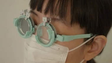 Göz testi ve gözlük montajı uzman gözlükçüler tarafından yapıldı. Miyopluk, hipermetrop, astigmatizm ya da gözlüklü görme bozukluğu olanlar için. Covid 19 salgını sırasında optik.