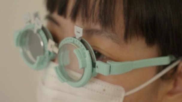 전문가들의 검사와 눈가리개 원근감 근시안 안경을 사용하여 장애를 사람들을 것이다 — 비디오