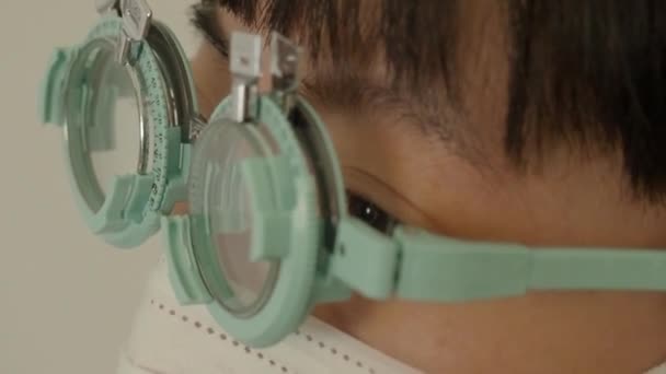 Eye Testing Eyeglass Assembly Experts Optician People Nearsightedness Farsightedness Astigmatism — Stock Video