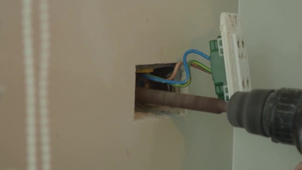 Profesyonel Bir Elektrikçinin Elektrik Prizi Tamiri Uzatma Kabloları Matkaplar Kablolar — Stok video