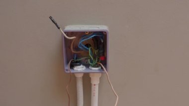 Profesyonel bir elektrikçinin elektrik prizi tamiri ve uzatma kabloları. Matkaplar, kablolar, sigortalar, yüzen kutular ve kablolar gibi ekipmanlarla. Duvar anahtarları ve soketleri yükleniyor.