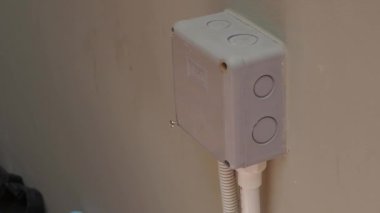 Profesyonel bir elektrikçinin elektrik prizi tamiri ve uzatma kabloları. Matkaplar, kablolar, sigortalar, yüzen kutular ve kablolar gibi ekipmanlarla. Duvar anahtarları ve soketleri yükleniyor.