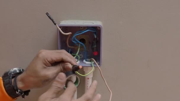 プロの電気技師による電気プラグの修理や拡張コード ドリル ワイヤ ヒューズ フローティングボックス コンジット配線などの機器で構成されています 壁スイッチやソケットの設置 — ストック動画