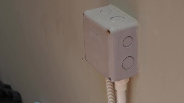 Elektrische Stekker Reparaties Verlengsnoeren Door Een Professionele Elektricien Met Apparatuur — Stockvideo