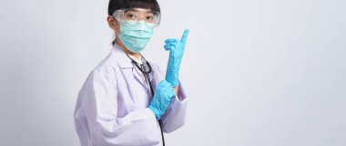 Eldiven takıyordu. Asyalı doktor mavi kauçuk nitril eldiven giyer. Maskeli doktor eldiven takıyor. izole edilmiş beyaz arkaplan kopyalama alanı. Sağlık koruma koronovirüs salgını konsepti.