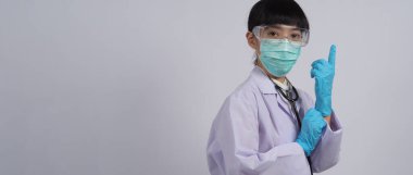 Eldiven takıyordu. Asyalı doktor mavi kauçuk nitril eldiven giyer. Maskeli doktor eldiven takıyor. izole edilmiş beyaz arkaplan kopyalama alanı. Sağlık koruma koronovirüs salgını konsepti.