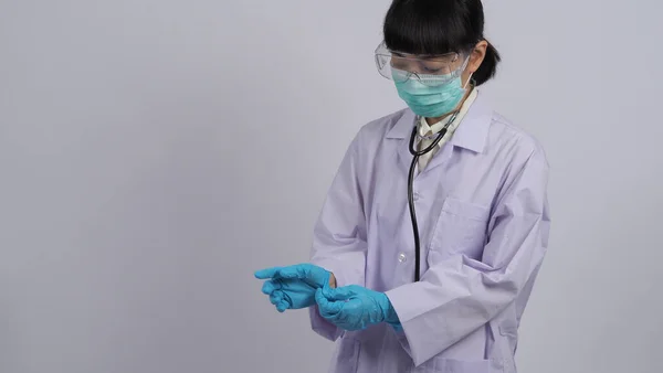 戴手套 亚洲医生戴着蓝色的橡皮擦手手套 戴面具戴手套的医生孤立的白色背景复制空间 保健保护大肠癌流行概念 — 图库照片