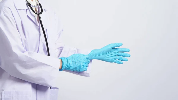 Φορώντας Γάντια Ασιάτης Γιατρός Φοράει Μπλε Λαστιχένια Γάντια Νιτριλίου Γιατρός — Φωτογραφία Αρχείου