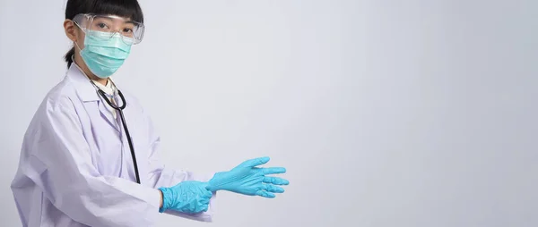Φορώντας Γάντια Ασιάτης Γιατρός Φοράει Μπλε Λαστιχένια Γάντια Νιτριλίου Γιατρός — Φωτογραφία Αρχείου