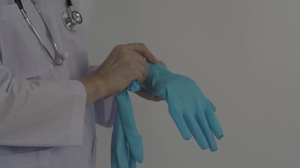 Handschoenen Dragen Mannelijke Dokter Draagt Blauwe Rubberen Nitrillen Handschoen Beelden — Stockvideo