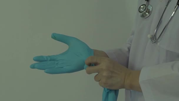 Bär Handskar Manlig Läkare Bär Blå Gummi Nitril Händer Handske — Stockvideo