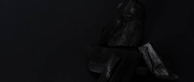 Ahşap kömür. Siyah desenli zeminde siyah kömür. Izgara ve diğer endüstrilerde kullanılır. Doğal odun kömürü. Siyah karbon rezidansı güçlü ısıtmalı ahşap tarafından üretilir. geleneksel barbekü için