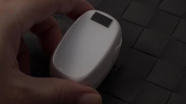 Oksimetre kullanımı. Nabız oksimetresi, nabız ve oksijen seviyelerini ölçmek için kullanılır. Covid 19 salgını sırasında evde bakım. Sağlık hizmeti izleme konsepti. Taşınabilir parmak ucu nabız oksimetresi kullanıyor. 4k