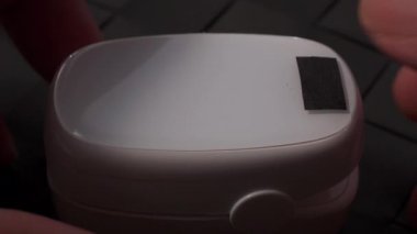 Oksimetre kullanımı. Nabız oksimetresi, nabız ve oksijen seviyelerini ölçmek için kullanılır. Covid 19 salgını sırasında evde bakım. Sağlık hizmeti izleme konsepti. Taşınabilir parmak ucu nabız oksimetresi kullanıyor. 4k