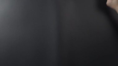 Film tahtası ya da alkış tahtası vuruşu. El ele tutuşup boş film sayfasını kapayarak siyah arkaplanda alkışlıyoruz. Video prodüksiyonu için açık ve kapalı film sayfası. Film yapımcılığı. Film çekimi.