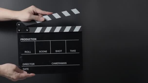 拍板或拍板拍击 紧紧抓住空白的胶片板 在黑色背景上拍手拍手 打开和关闭胶片板用于视频制作 电影制作 电影拍摄 — 图库视频影像