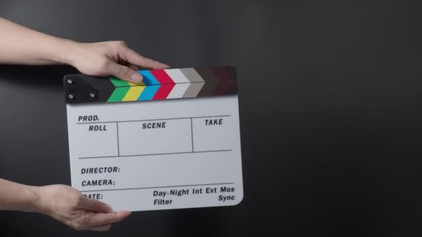 Filmskiffer Eller Clapperboard Slår Närbild Hand Hålla Tom Film Skiffer — Stockvideo