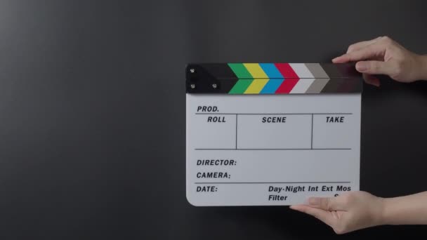 Filmskiffer Eller Clapperboard Slår Närbild Hand Hålla Tom Film Skiffer — Stockvideo