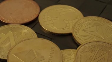 Siyah arka planda şifreli paralar. El ve Bitcoin BTC Ethereum ETH bir yığın farklı kripto para üzerinde. Ethereum Crypto para biriminin makro atışı. Dijital para varlığı kavramı.