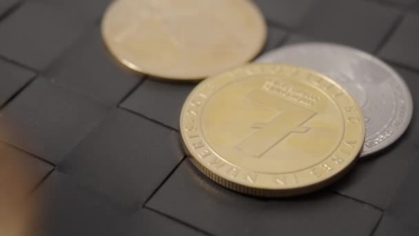 黑色背景的加密硬币 手和比特币Btc Ethereum Eth在一堆不同的加密货币硬币上 宏观拍摄的一点硬币以太密码货币 数字货币资产概念 — 图库视频影像