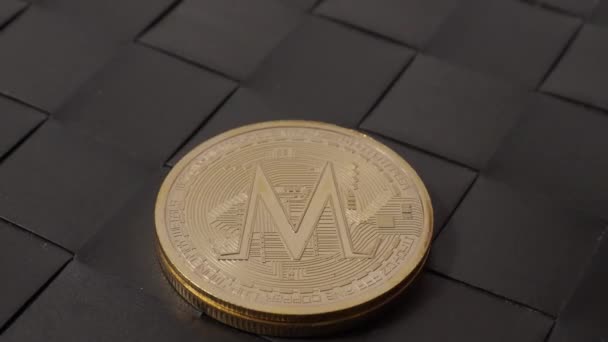 Kryptomünzen Auf Schwarzem Hintergrund Hand Und Bitcoin Btc Ethereum Eth — Stockvideo