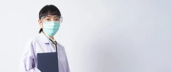 Médico Uniforme Aponta Para Uma Área Vazia Usar Luvas Látex — Fotografia de Stock