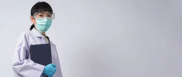 Ένστολος Γιατρός Δείχνει Μια Άδεια Περιοχή Φορώντας Μπλε Ιατρικά Γάντια — Φωτογραφία Αρχείου