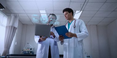 Yapay zekayı kullanarak. Doktorlar işbirliği yapıyor ve fütüristik yapay zeka holografik arayüzleri kullanıyor. Dijital sağlık tanılarını incelerler tıbbi ai verilerini analiz ederler. Hasta görüşlerini ai sağlık teknolojisi yoluyla tartışın.