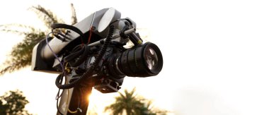Film çekimi ya da video yapım ekibi ve kamera ekipmanları açık alanda. Profesyonel robotik kolu olan bir video kamera. Açık havada BTS film kamerası kurulumu