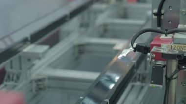 Otomatik taşıma hattı. Otomatik sistem plastik kutuları modern fabrika hattından geçiriyor. Endüstriyel makineler ve hassas otomasyon. Verimli taşıma bandı akıllı lojistik teknolojisi