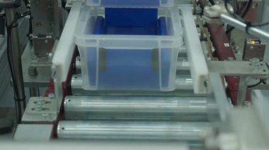 Otomatik taşıma hattı. Otomatik sistem plastik kutuları modern fabrika hattından geçiriyor. Endüstriyel makineler ve hassas otomasyon. Verimli taşıma bandı akıllı lojistik teknolojisi