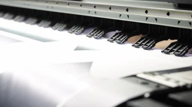 Endüstri yazıcısı. Yüksek kaliteli Endüstriyel Mürekkep Jet yazıcısı çalışıyor. Büyük kağıt ya da kumaş üzerinde baskı kalıpları. Modern tekstil baskı ve dijital baskı teknolojisi için otomatik yazıcı.