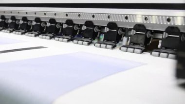 Endüstri yazıcısı. Yüksek kaliteli Endüstriyel Mürekkep Jet yazıcısı çalışıyor. Büyük kağıt ya da kumaş üzerinde baskı kalıpları. Modern tekstil baskı ve dijital baskı teknolojisi için otomatik yazıcı.