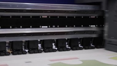 Endüstri yazıcısı. Yüksek kaliteli Endüstriyel Mürekkep Jet yazıcısı çalışıyor. Büyük kağıt ya da kumaş üzerinde baskı kalıpları. Modern tekstil baskı ve dijital baskı teknolojisi için otomatik yazıcı.