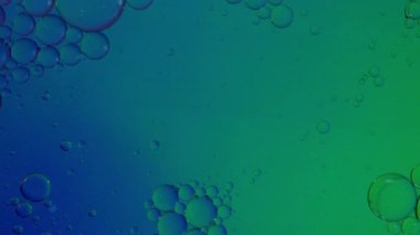 Su baloncukları. Yüzen sıvı baloncukların organik desenler oluşturduğu soyut makro görüntüler. Renkli yağ ve su dokuları bilimsel bir zemin oluşturur. Görsel tasarım bilim teknolojisi için ideal