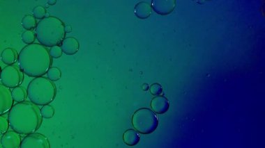 Su baloncukları. Yüzen sıvı baloncukların organik desenler oluşturduğu soyut makro görüntüler. Renkli yağ ve su dokuları bilimsel bir zemin oluşturur. Görsel tasarım bilim teknolojisi için ideal