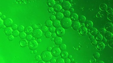 Su baloncukları. Yüzen sıvı baloncukların organik desenler oluşturduğu soyut makro görüntüler. Renkli yağ ve su dokuları bilimsel bir zemin oluşturur. Görsel tasarım bilim teknolojisi için ideal