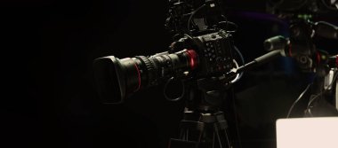 Film çekimi, film çekimi ya da yüksek kaliteli kamera ve tripod ekipmanlarıyla video çekimi ve stüdyo aydınlatmasında profesyonel film ekibi. Video üretim kamera ekipmanı