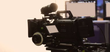 Film çekimi, film çekimi ya da yüksek kaliteli kamera ve tripod ekipmanlarıyla video çekimi ve stüdyo aydınlatmasında profesyonel film ekibi. Video üretim kamera ekipmanı