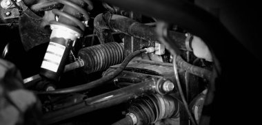 Eski araba süspansiyonları. Araba süspansiyonunu kapat ve parçalarını yırt. CV eklem lastik bot ve kontrol kolları direksiyon şaftı şaft emici fren egzozu. Gaz Diesel araba tamir parçaları.