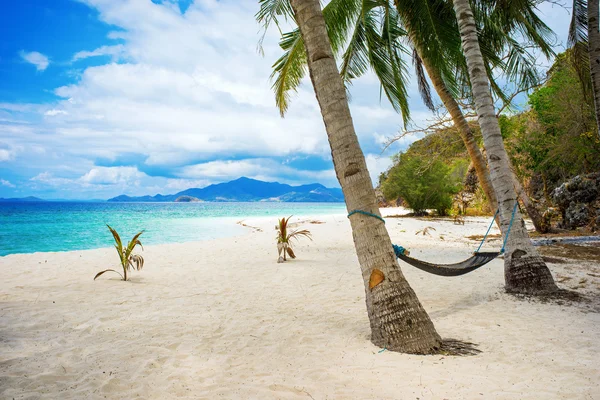 Hängematte hängt idyllisch — Stockfoto