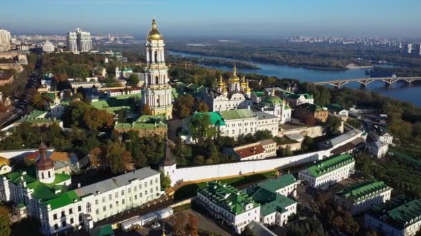 Krásný ranní let nad Kyjevem Pechersk Lavra. Podzim v Kyjevě. — Stock video