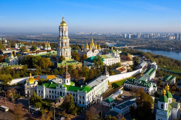 Kiev Pechersk Lavra e o Monumento da Pátria. Património Mundial da UNESCO em Kiev, Ucrânia — Fotografia de Stock