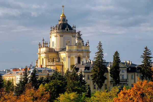 Ukrayna 'nın Lviv kentindeki St. Jura St. George Katedrali' nin hava manzarası. İnşaat, kutsal.
