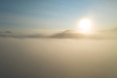 Karpat dağlarında renkli bir sonbahar sabahı. Sokilsky sırtı, Ukrayna, Avrupa..