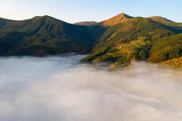 Manhã de outono colorido nas montanhas dos Cárpatos. Sokilsky cume, Ucrânia, Europa.. — Fotografia de Stock