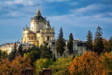 Turist Ukrayna, Lviv 'deki Aziz George katedralinin fotoğraflarını çekiyor..